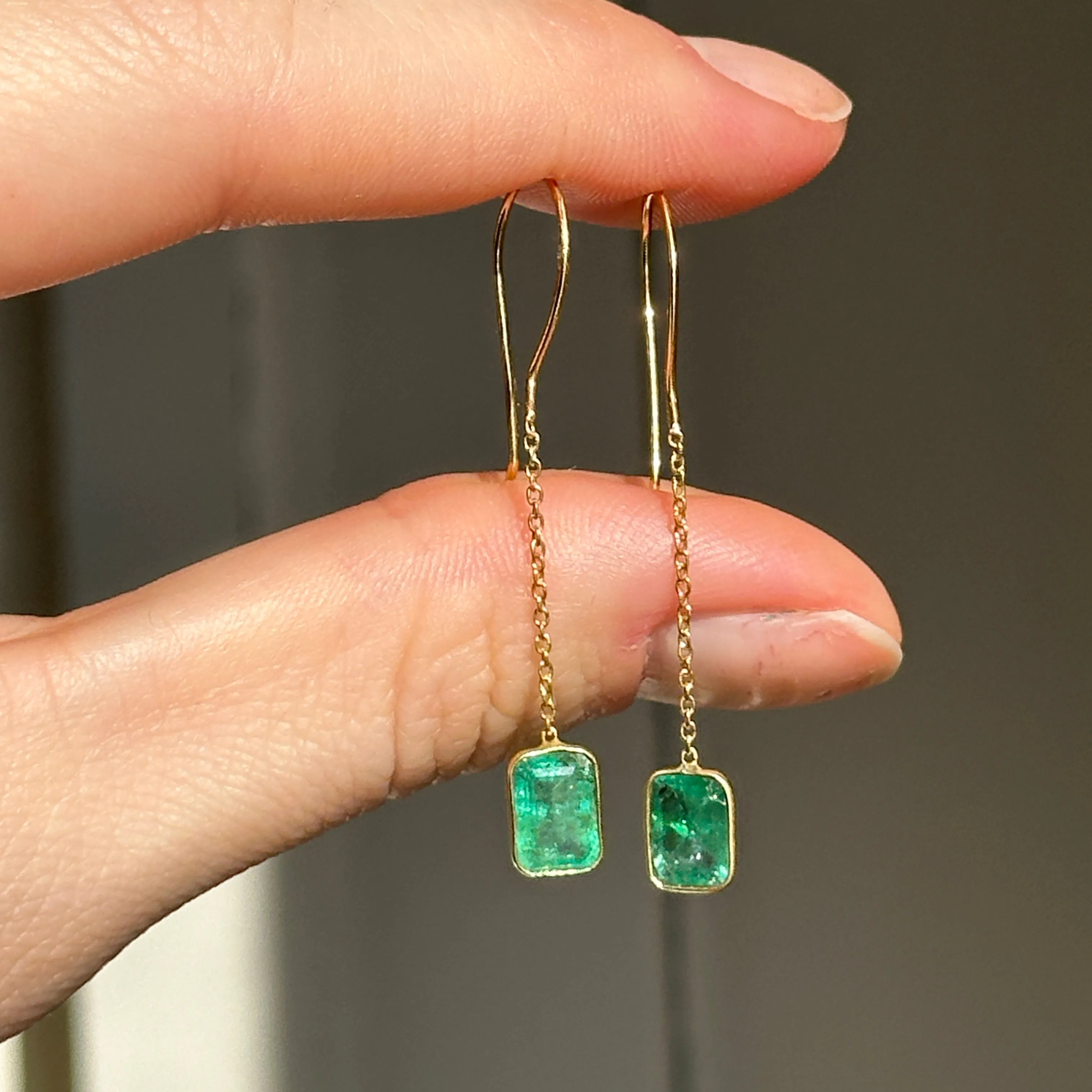 18KT Yellow Gold Emerald Dangle Earring