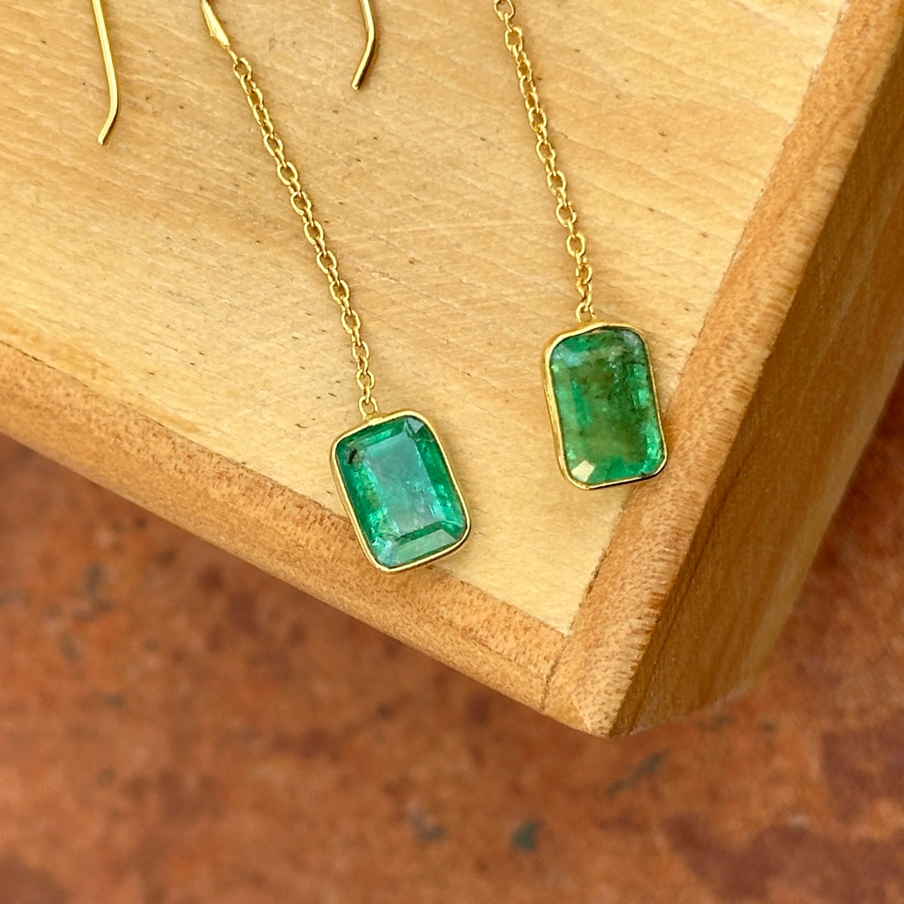 18KT Yellow Gold Emerald Dangle Earring