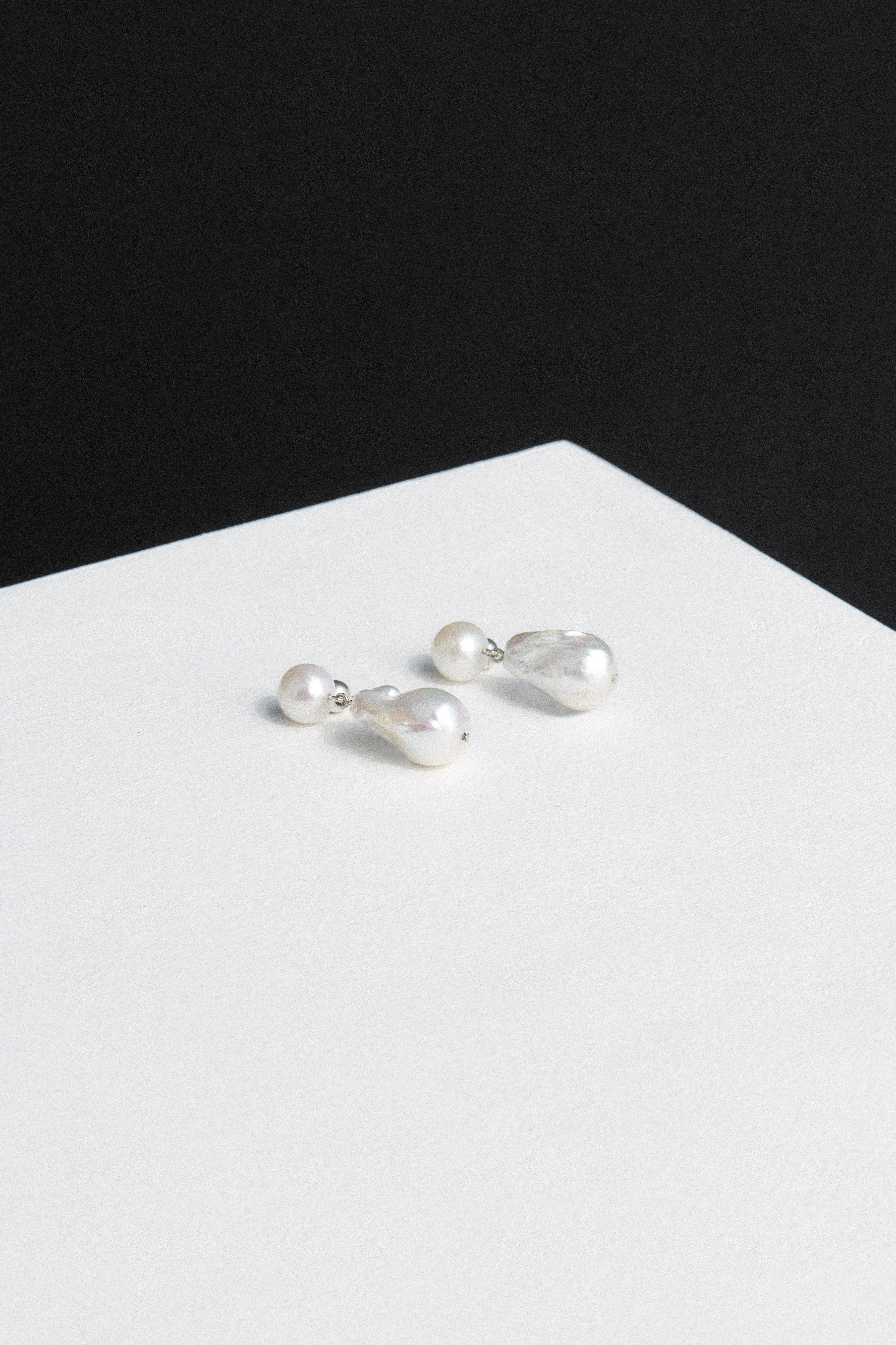 ESSENTIAL PEARL EARRINGS