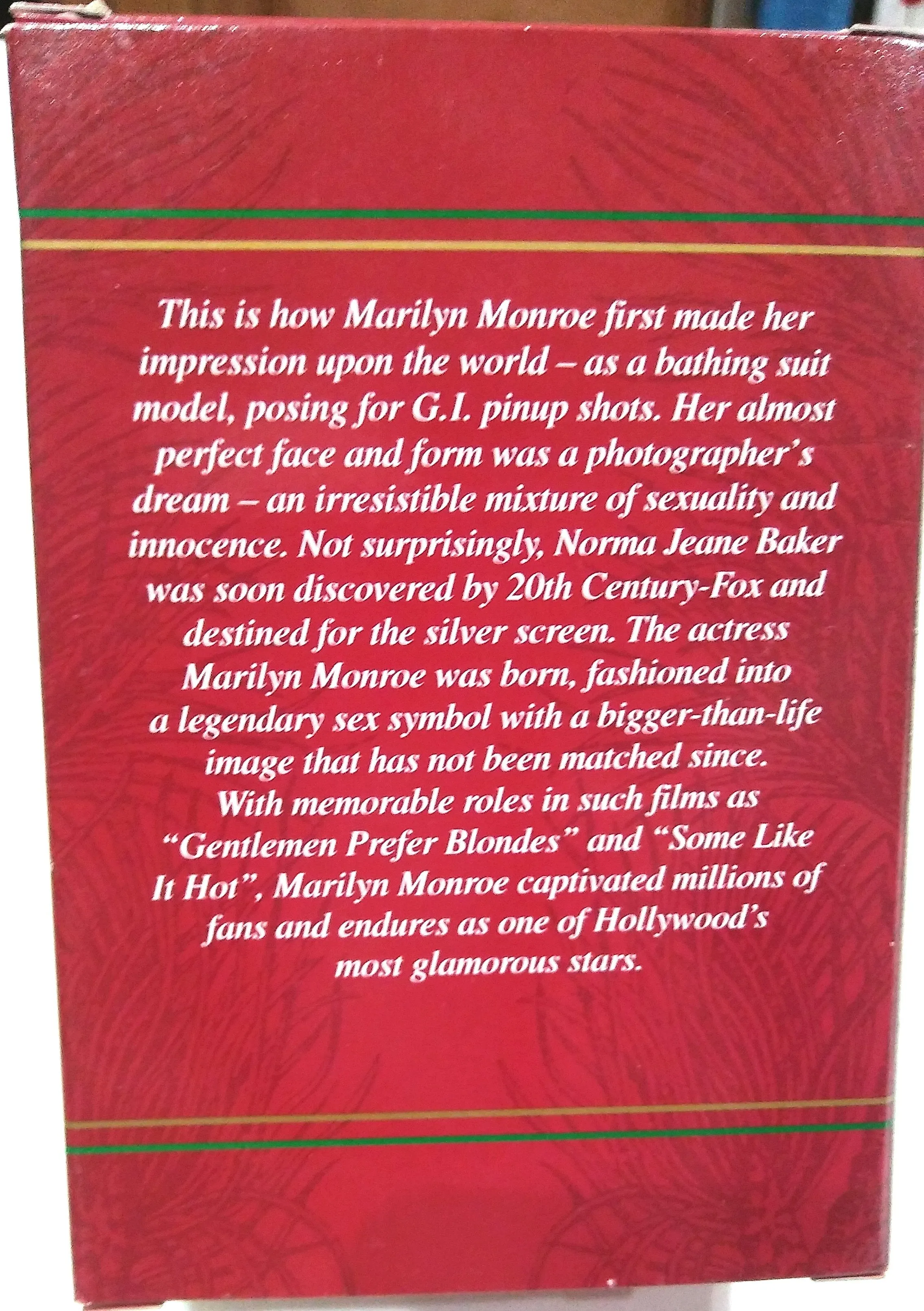 MARILYN MONROE BATHING BEAUTY ORNAMENT