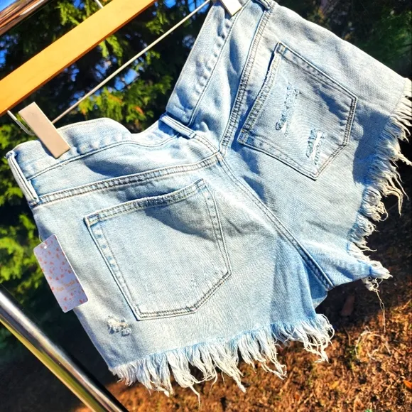 WE THE FREE Mid-Rise Loving Good Vibrations Cutoffs