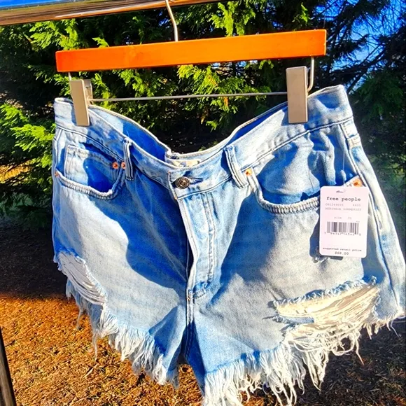 WE THE FREE Mid-Rise Loving Good Vibrations Cutoffs