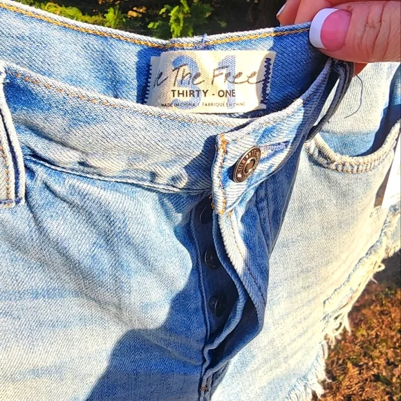 WE THE FREE Mid-Rise Loving Good Vibrations Cutoffs