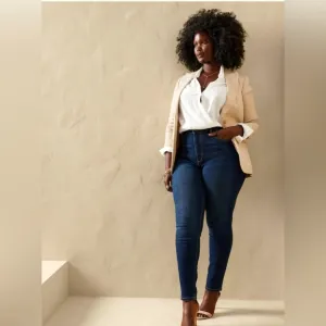 Your curves never looked so good! Slip on curvy vintage mid-rise skinny jeans