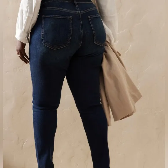 Your curves never looked so good! Slip on curvy vintage mid-rise skinny jeans