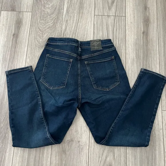 Your curves never looked so good! Slip on curvy vintage mid-rise skinny jeans