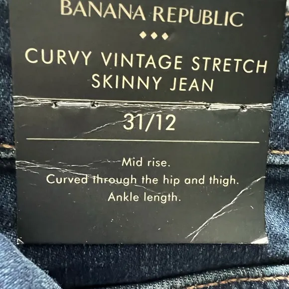 Your curves never looked so good! Slip on curvy vintage mid-rise skinny jeans