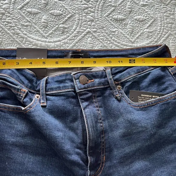 Your curves never looked so good! Slip on curvy vintage mid-rise skinny jeans