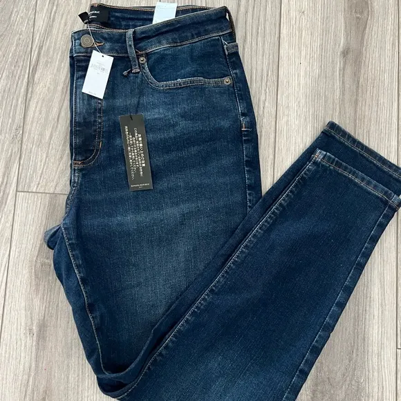 Your curves never looked so good! Slip on curvy vintage mid-rise skinny jeans